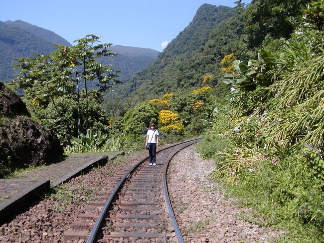 パラナグアまでの列車，途中停車した山の中です。駅はなかった・・・と思う。