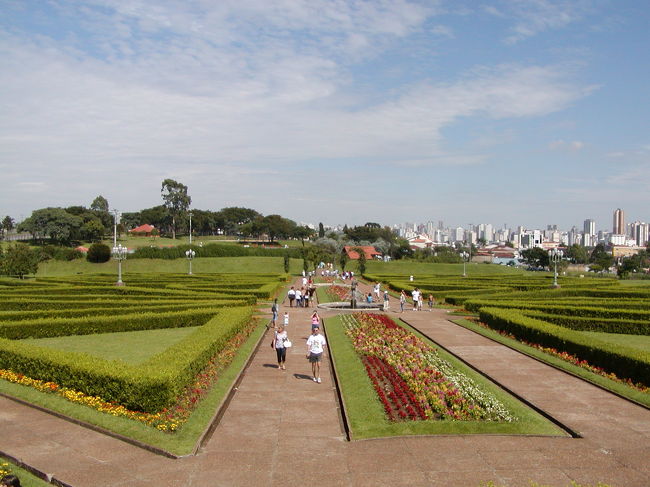 前の建物から見た入り口側です。