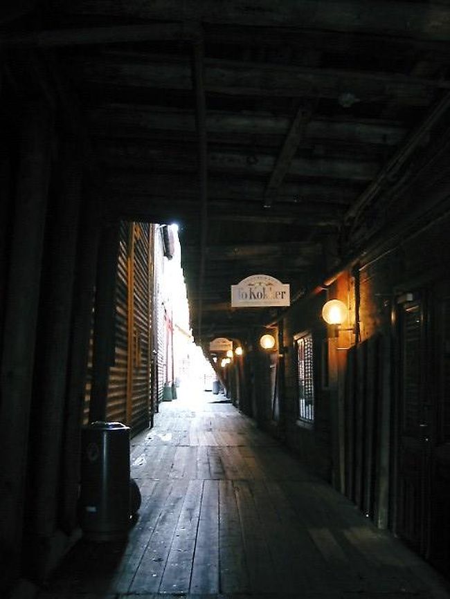 上の写真の建物と建物の間。