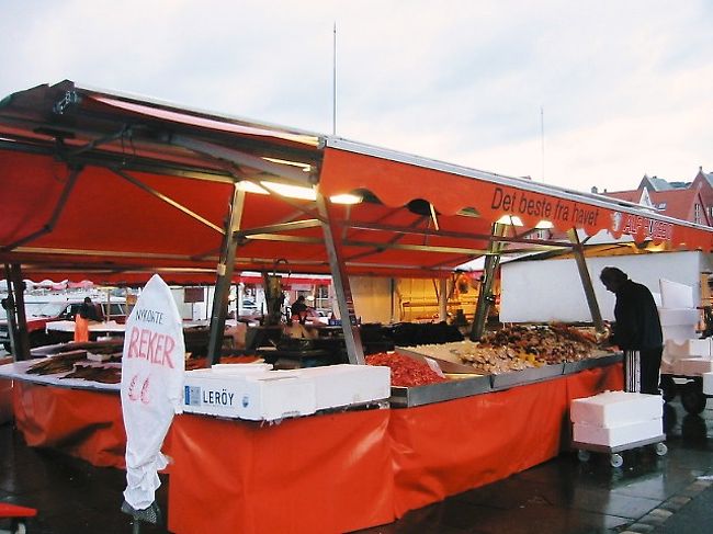 ベルゲンの港のところでやってた市場。