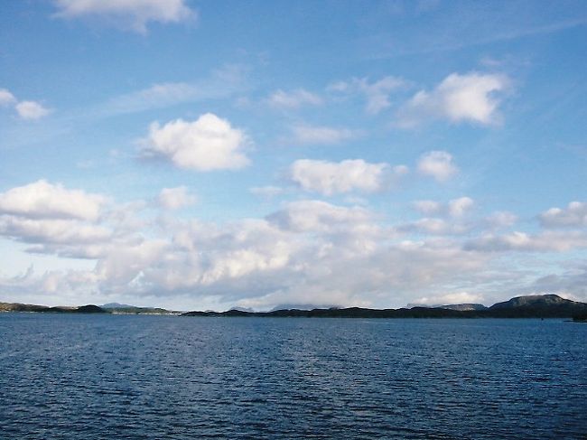 フィヨルドツアーの始まり。でも、似たような写真ばかりになってしまった。僻地に見える場所にも、民家があったり、電線が通ってるのが、すごい！