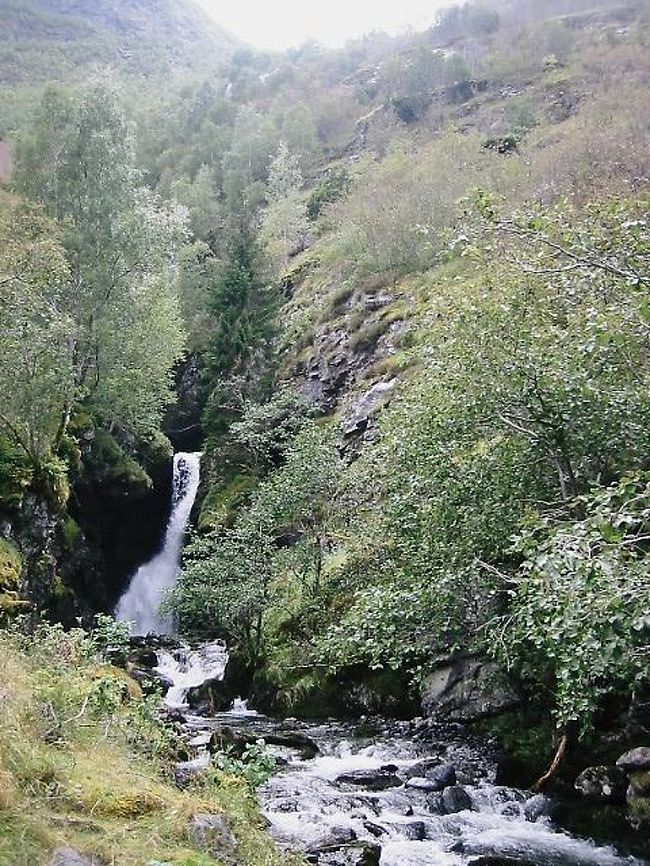 ここからフラム。友達と散策してみつけた滝。