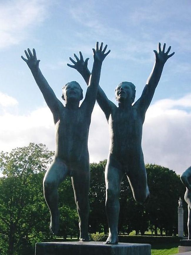 ここからはオスロのヴィーゲラン公園にある、ヴィーゲランの彫刻達。すごく、個性的で面白い。私も、旅友達も、かなり楽しみました。ここに載せてる以外にもたくさんあります。