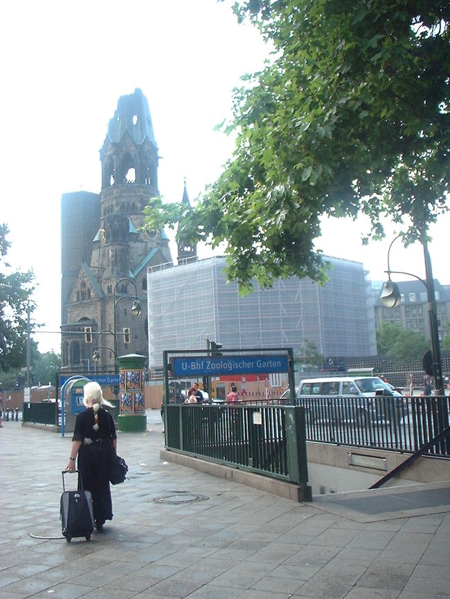 「カイザー・ヴィルヘルム記念教会」６連発・その１<br /><br />UバーンのZoologischer Garten駅から。