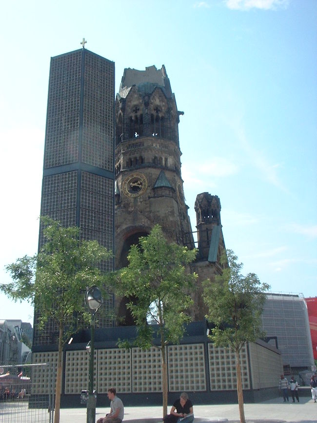 「カイザー・ヴィルヘルム記念教会」６連発・その２<br /><br />この記念教会は、第２次世界大戦の空襲で破壊された後をそのままに残して戦争の悲惨さを伝えている。