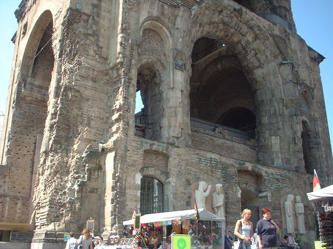 「カイザー・ヴィルヘルム記念教会」６連発・その４<br /><br />広場では、屋台やら物売りやらでたくさんの人だかり。