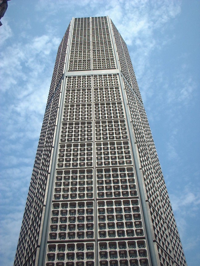 「カイザー・ヴィルヘルム記念教会」６連発・その５<br /><br />記念教会の隣にある新しい教会は八角形。モダーン。