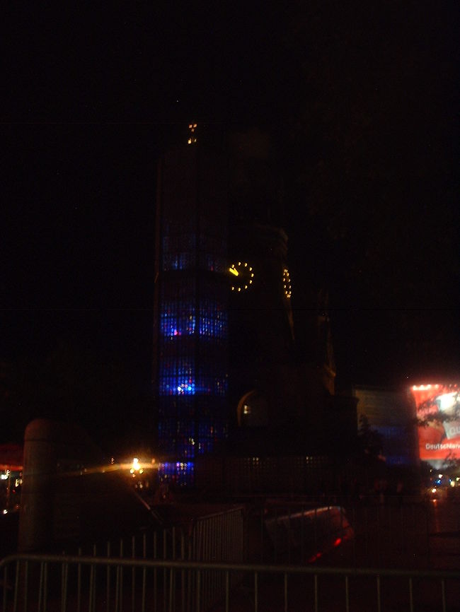 「カイザー・ヴィルヘルム記念教会」６連発・その６<br /><br />夜の新教会は内部からの光で幻想的。