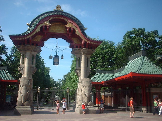 ベルリン動物園の門（南門）は中国風。<br /><br />どうにも動物園の門に見えなかったので「これ、動物園ですよね？」と聞いたら…