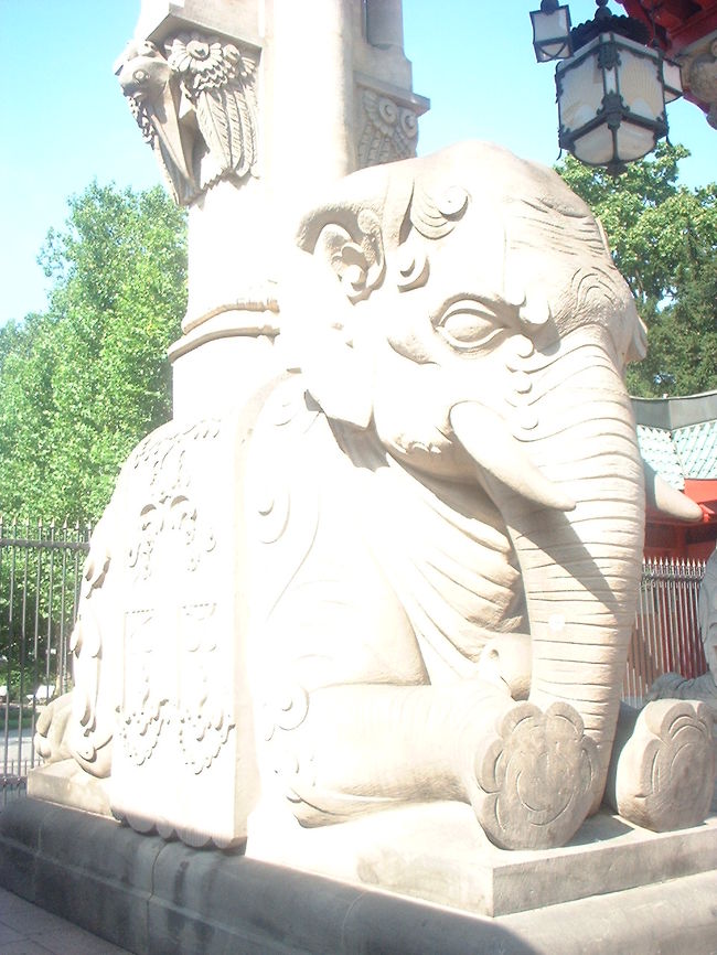 「これが見えないのか？動物園に決まってるだろ！」って…。<br /><br />見えたけどさー、象ってほら、中国風庭園とかにもあるし…。<br /><br />兎にも角にも、お金払って入園！←Berlin Welcomcardでちょっと安くなった。