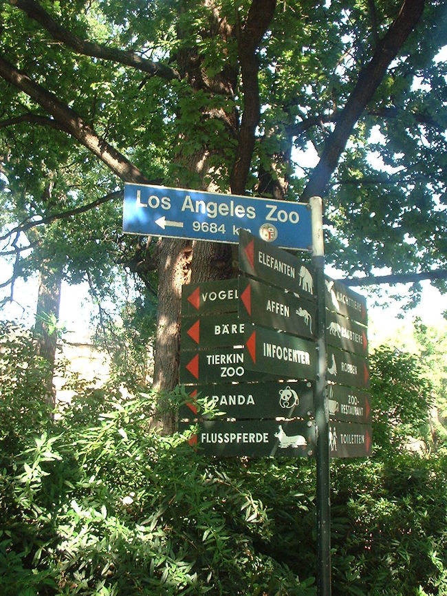 こんなん発見！<br /><br />へ〜、あっちの方にはロサンゼルス動物園もあるんや〜。<br /><br />…って、９６８４キロ向こうですか。<br /><br />