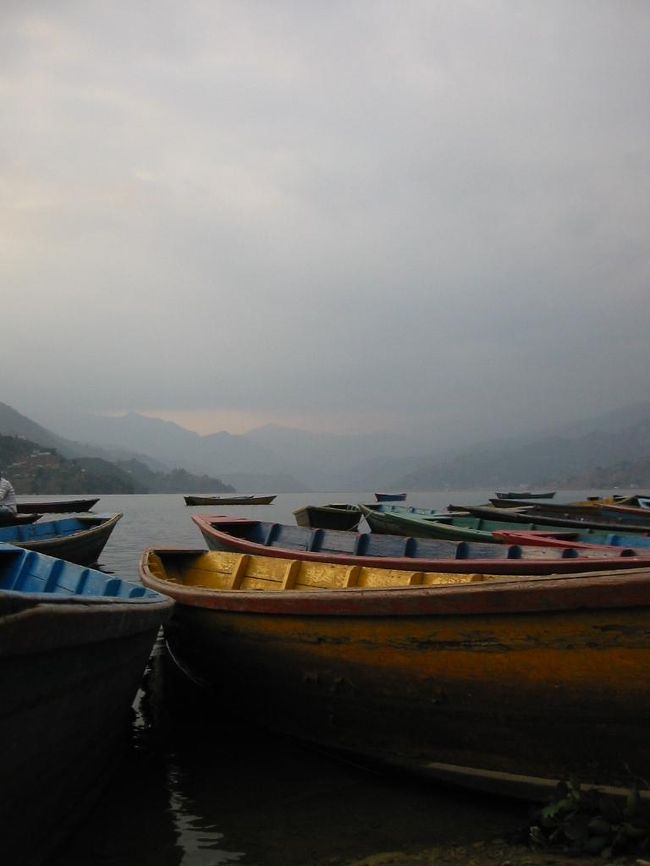 色鮮やかなボートが湖面に浮かぶ。