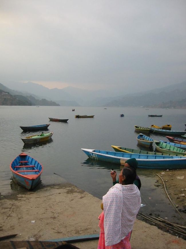タバコをふかす、粋なおばちゃん。