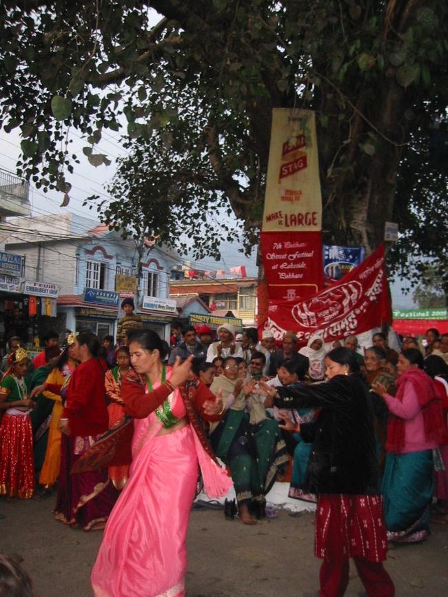 踊る人。この国の人は、踊るの大好き。目が回らないか、と思うほど、ぐ〜るぐる、ぐ〜るぐる、踊ってます。