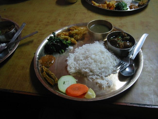 ポカラで、“手”で食べたダルバート。何回かダルバート食べたけど、一番、美味しかったな。