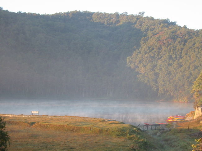 朝のポカラ。湖面からあがる湯気がステキ。