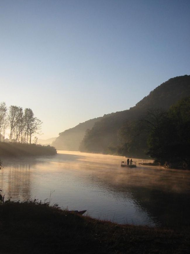 小船が早朝の湖を渡ってる。どこへ向かう・・・。