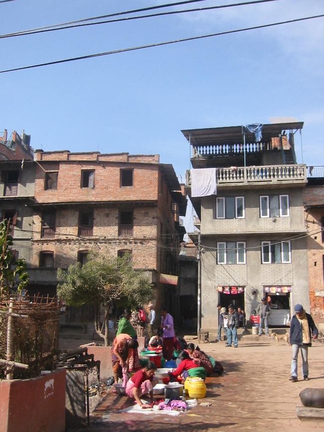 大量の洗濯してます。この国の人達は、みんな、よく手洗いしますねぇ。