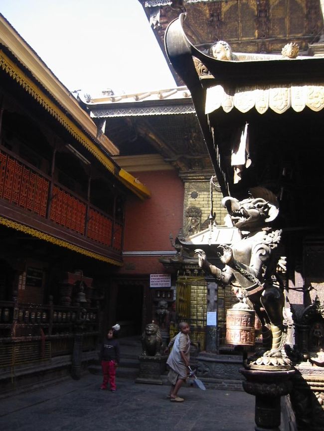 境内で遊ぶ、一休さん、もとい、修行中の少年。