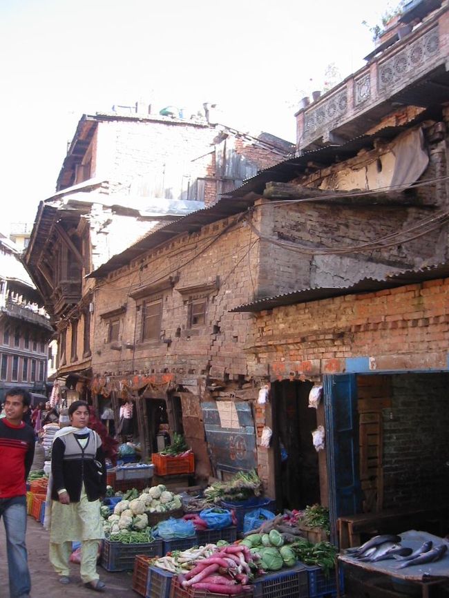 ２階が重過ぎるようです、歪んでます。