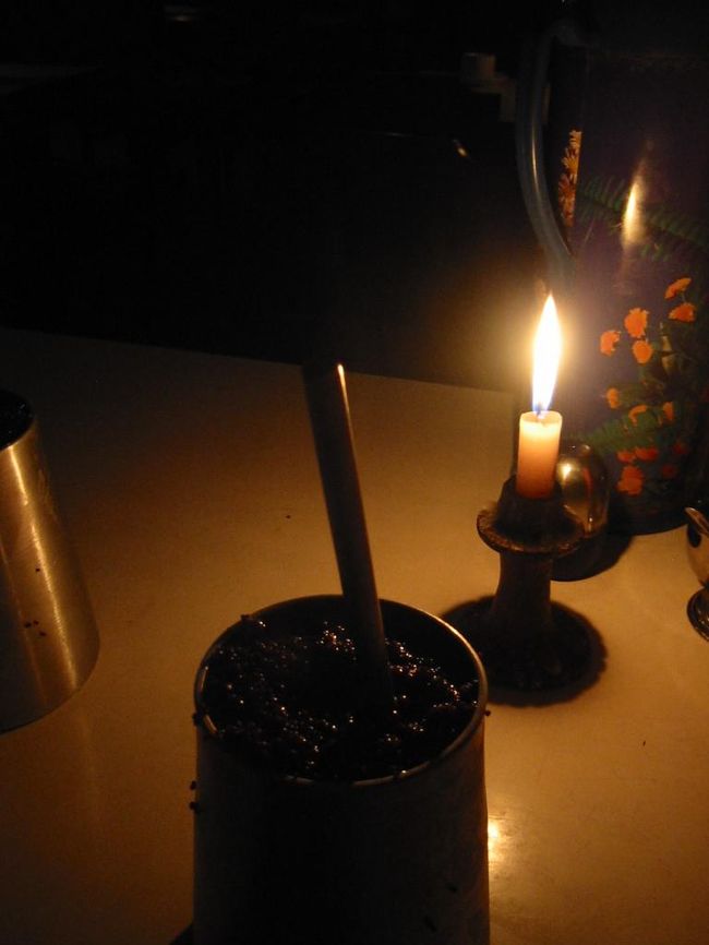 お酒の一種。コップいっぱいに、粟のようなものを入れ、そこにお湯を注いでいく。それをストローで吸うと、美味しいお酒になっているのです。なんで、なんで!?