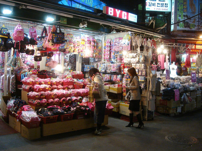 アメ横と渋谷と新宿あたりを足して微分した感じの街は楽しげで怪しげ。なにやらかわいい小物を物色しているようです。