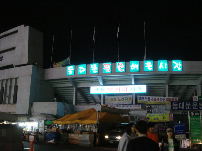 屋台がたくさんあるあたりです。スタジアム的な建物もありました。それが何か不明です。