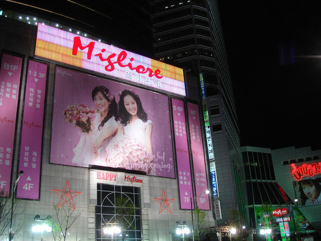 真夜中なのにとにかくにぎやか。