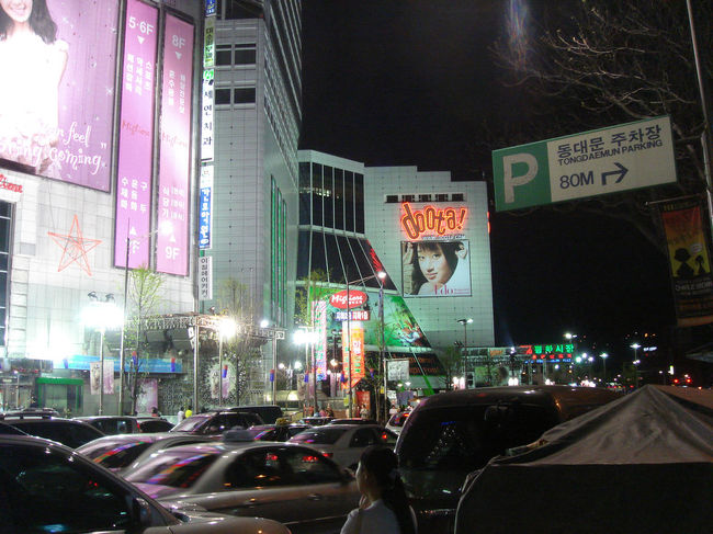 しかも日本と違い真夜中でもフツー風な若者がうろうろしているのがちょっと新鮮。日本ではこの時間の繁華街なんてかかわりになりたくない若者がうじゃうじゃ…。