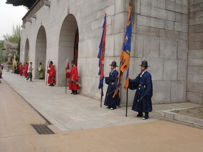 バッキンガム宮殿クラスの衛兵の交代的な場面に出くわしました。もちろん詳細は一切不明です。それが観光です。<br />もちろんバッキンガム宮殿を語っていますがバッキンガム宮殿には行ったことはありません。行ったら追って旅行記を書く気ではいます。