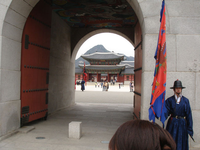 どうやら韓国のバッキンガム宮殿(とりあえずそう名付けました)の中に無料で入れそうです。<br />というか入ります。