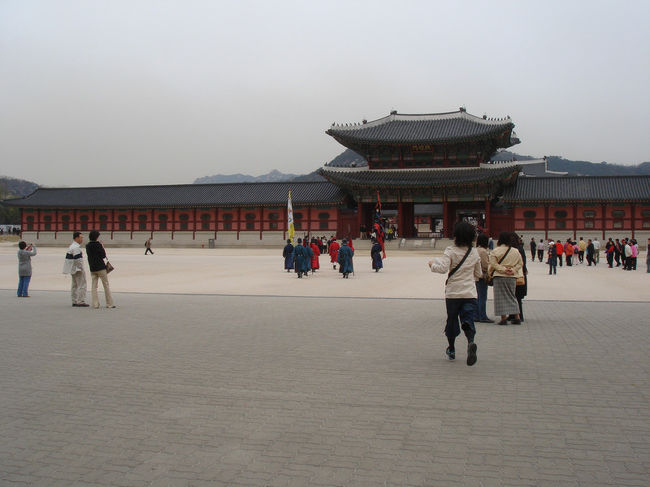 中は広々です。まるで首里城のつくりに似ています(もちろん首里城には行ったことはありません。同行した竹馬の友がそう言っていました。信じます)。