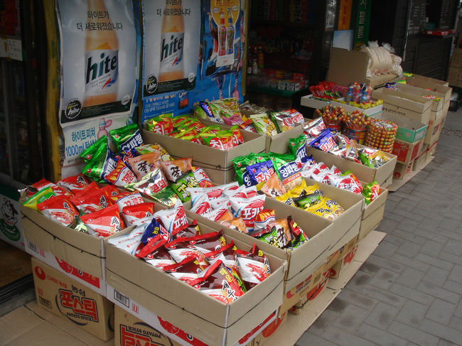 なんか駄菓子屋風な店先。ただし、おばちゃんはいない。