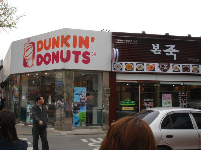 おっ、日本から撤退した(裏は取っていないので徹底していなかったらゴメンなさい)ダンキンさんだー。<br /><br />ソウルの街角で〜<br />ひさしぶりに〜<br />ダンキンさんに出会った〜