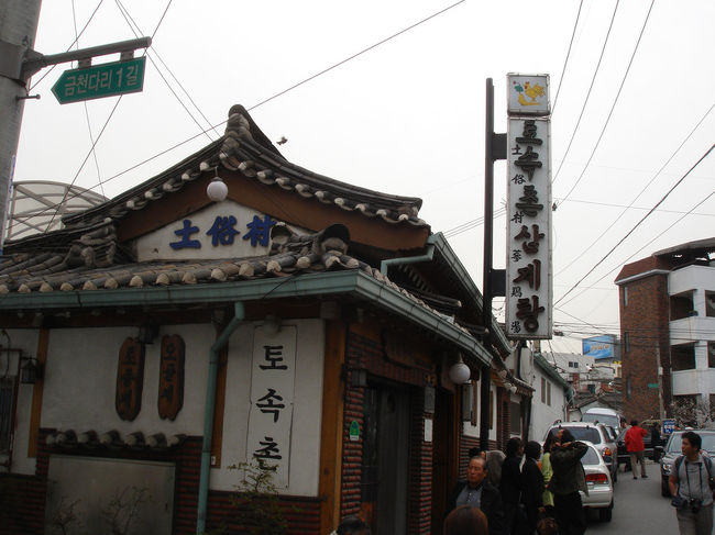 スゲー有名なサムゲタン屋さんらしいです。