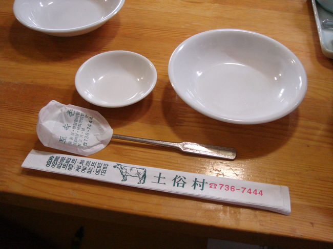 料理がくる前にいろいろと準備がサクサク進みます。<br />言葉がわかればお店のおばちゃんといろいろ料理について聞けるのにね。