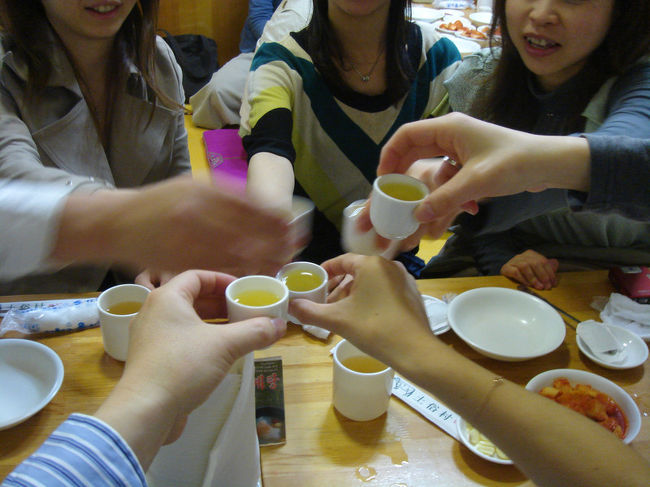 なんか食前酒みたいなのが来たのでそれでカンパイです。<br />