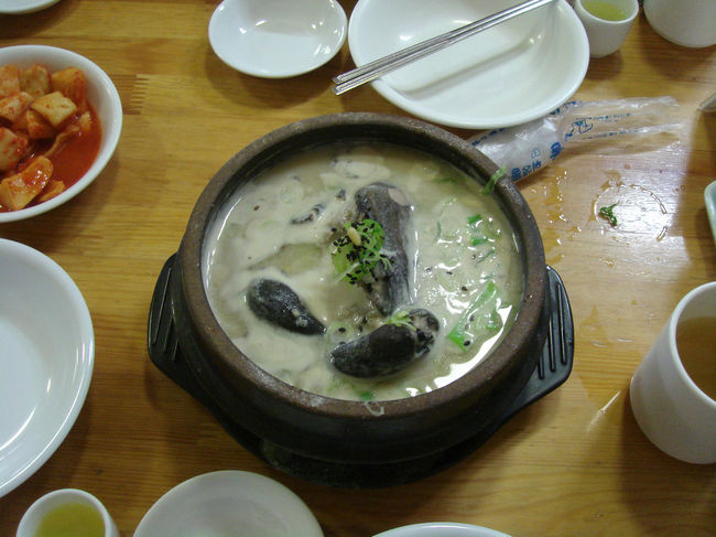 高い鳥さんで有名な烏骨鶏バージョンのサムゲタンです。