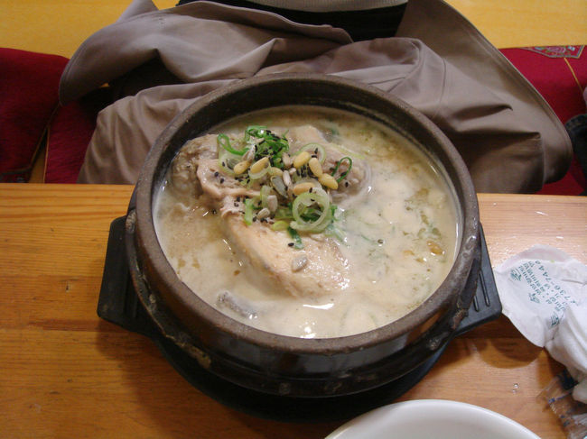 ノーマルバージョンのサムゲタンです。<br />烏骨鶏バージョンは鳥皮が黒いのでグロく感じてしまう方はこちらを食べるといいらしいです。