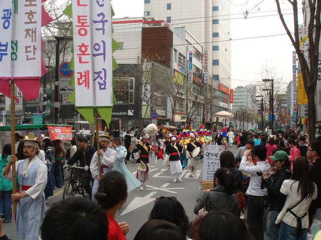 また街をぶらついていると韓国の祭り的な場面に出くわしました。