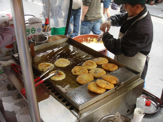 祭りも気になったけど、そのときすでに人気の韓国のスイーツ屋台に並んでいたため、プラオリティはコッチが高いとジャッジ。