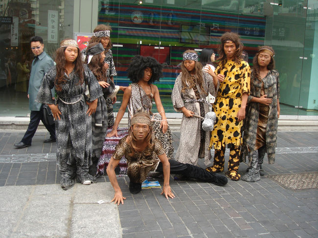 そのストリートではこんな人たちもいました。<br />詳細は一切分かりませんが頑張っている様子は伝わりました。日の目を見ることをかげながら応援しています。<br />「kazunaは彼らを応援しています！」