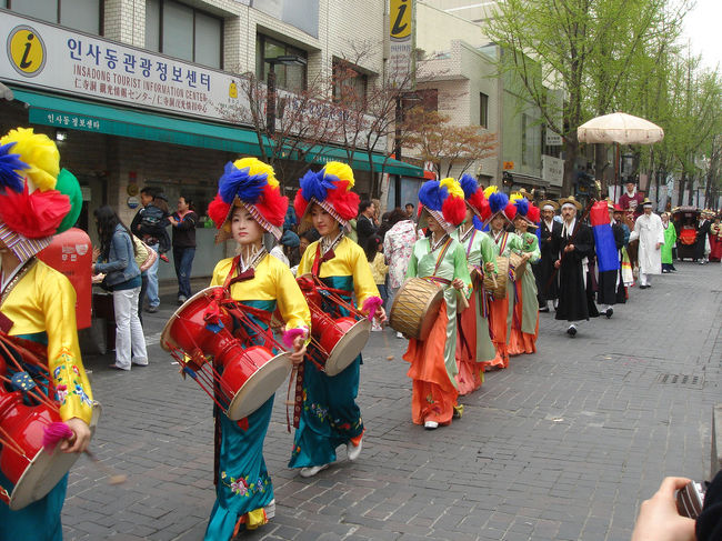 屋台スイーツをゲット後また行列をみてみました。