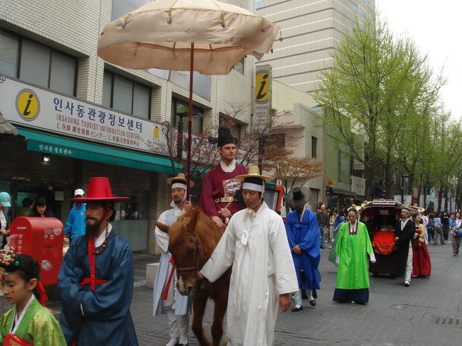 アレっ!?だんな役のひと外人やん!?まるで外人が地元の人を従えているようでした。ああいうのは大丈夫なの!?