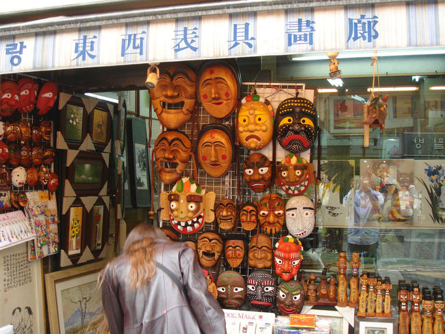 そうそう、お面の民芸品!?お土産!?も非常に多く見かけました。買って帰ると呪われそうです…。でも売っていたショップの多さからみて、日本でいう観光地提灯並のメジャーな観光土産の可能性も否定できない…。