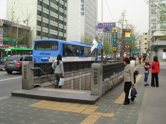 地下鉄の出入り口。それ以上でもそれ以下でもない。