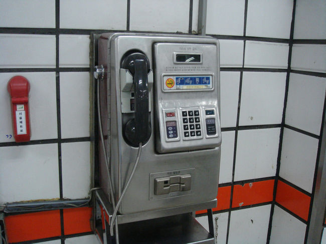 地下鉄の公衆電話です。メタリックな感じがアメリカ風でちょっとすてき。