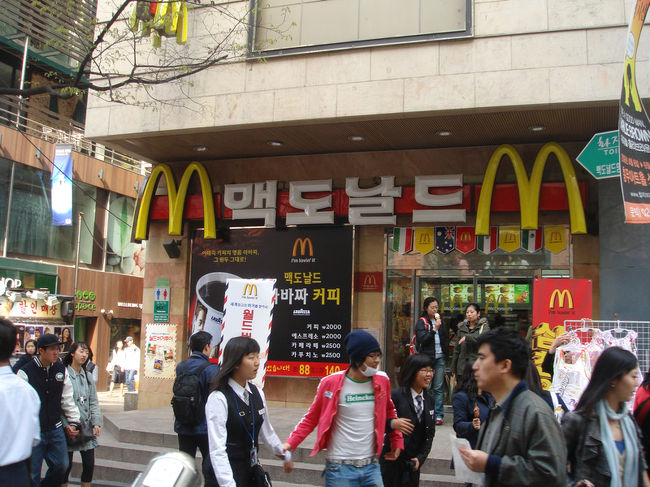 マクドナルドです。外から見えるところに英語表記のMcDonald\'sという文字は見つけられませんでした。自国の文字へのプライドはいい意味で見習いたいところですね。
