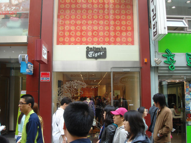 オニヅカ(アシックス)の路面店です。日本でももっと頑張って路面店を出店してください。