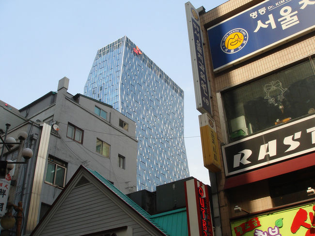 このビル曲がってるよね!?うん曲がってる。